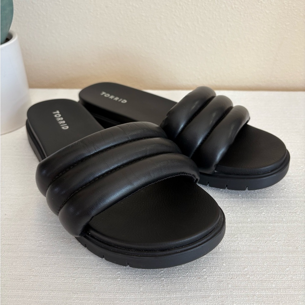 New Torrid Black Faux Leather Puffed Slide Sandals Women’s 10WW